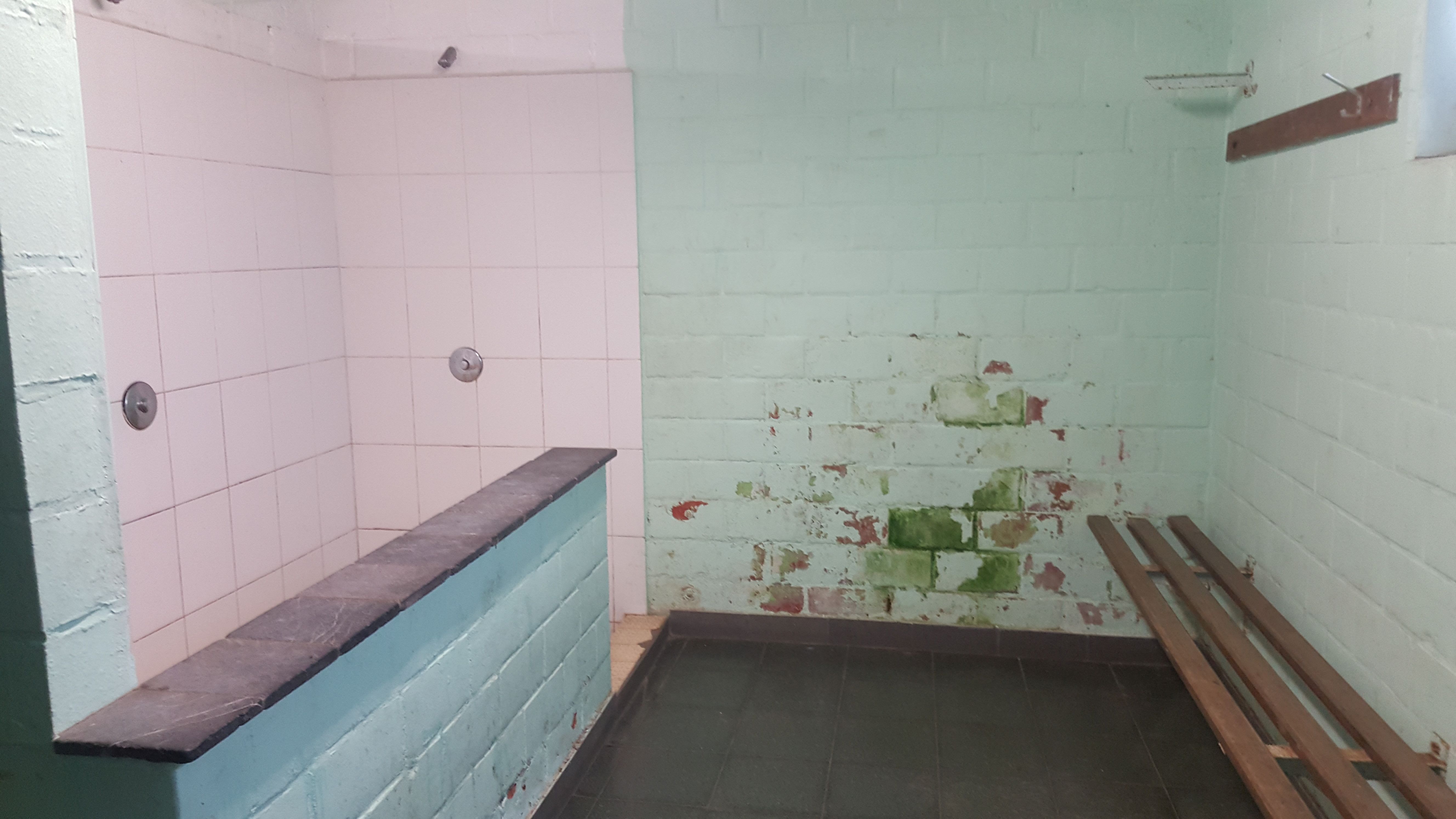 KLEEDKAMERS SKD HERTSBERGE...LAAT DE RENOVATIE MAAR KOMEN. NVA Oostkamp